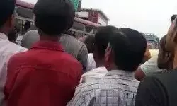 चौराहे पर कपड़े उतारकर किन्नर का बवाल- पुलिसकर्मी को जड़े थप्पड़