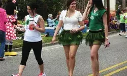 छोटे कपड़ों में मंदिर पहुंची लड़की पर भड़की एक्ट्रेस- बोली..