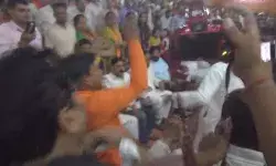 शपथ ग्रहण समारोह बना जंग का मैदान- वंदे मातरम को लेकर चले लात घूंसे शपथ ग्रहण समारोह बना जंग का मैदान- वंदे मातरम को लेकर चले लात घूंसे