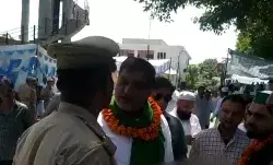 मेरठ के बाद अब खतौली में शपथ ग्रहण समारोह के हंगामे का वीडियों वायरल मेरठ के बाद अब खतौली में शपथ ग्रहण समारोह के हंगामे का वीडियों वायरल