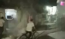 आंधी की मार से गिरे छज्जे के मलबे में दबने से बाल बाल बचा साइकिल सवार आंधी की मार से गिरे छज्जे के मलबे में दबने से बाल बाल बचा साइकिल सवार