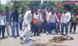 AIMIM पार्षदों के वंदे मातरम अपमान पर फूंका ओवेसी का पुतला AIMIM पार्षदों के वंदे मातरम अपमान पर फूंका ओवेसी का पुतला