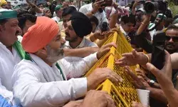 बॉर्डर पर किसानों की पुलिस से झड़प- बैरिकेडिंग किए धराशाई- बोले राकेश. बॉर्डर पर किसानों की पुलिस से झड़प- बैरिकेडिंग किए धराशाई- बोले राकेश.