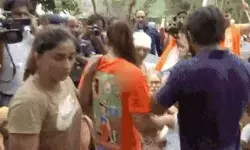 हिरासत में लिए संसद की ओर कूच कर रहे पहलवान- ठोंकी कीलें