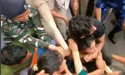 पुलिस की महिला पहलवानों के साथ खींचतान- हाथ पैर पकड़ गाड़ी में डाला पुलिस की महिला पहलवानों के साथ खींचतान- हाथ पैर पकड़ गाड़ी में डाला