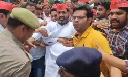 एमएलए अतुल प्रधान गिरफ्तार- हाथ पैर पकड़कर ले गई पुलिस- हंगामा एमएलए अतुल प्रधान गिरफ्तार- हाथ पैर पकड़कर ले गई पुलिस- हंगामा