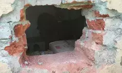 सेल्समैन सोने में मस्त- दारू के शौकीन चोर शराब चोरी करने में व्यस्त सेल्समैन सोने में मस्त- दारू के शौकीन चोर शराब चोरी करने में व्यस्त