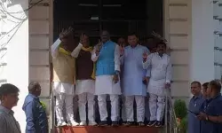 OP राजभर ने डिप्टी CM के साथ कार में भरा फर्राटा- चर्चाओं का बाजार गर्म OP राजभर ने डिप्टी CM के साथ कार में भरा फर्राटा- चर्चाओं का बाजार गर्म