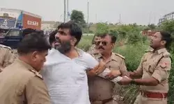 सपा एमएलए अतुल प्रधान की पुलिस से फिर खींचातानी- जा रहे थे.. सपा एमएलए अतुल प्रधान की पुलिस से फिर खींचातानी- जा रहे थे..