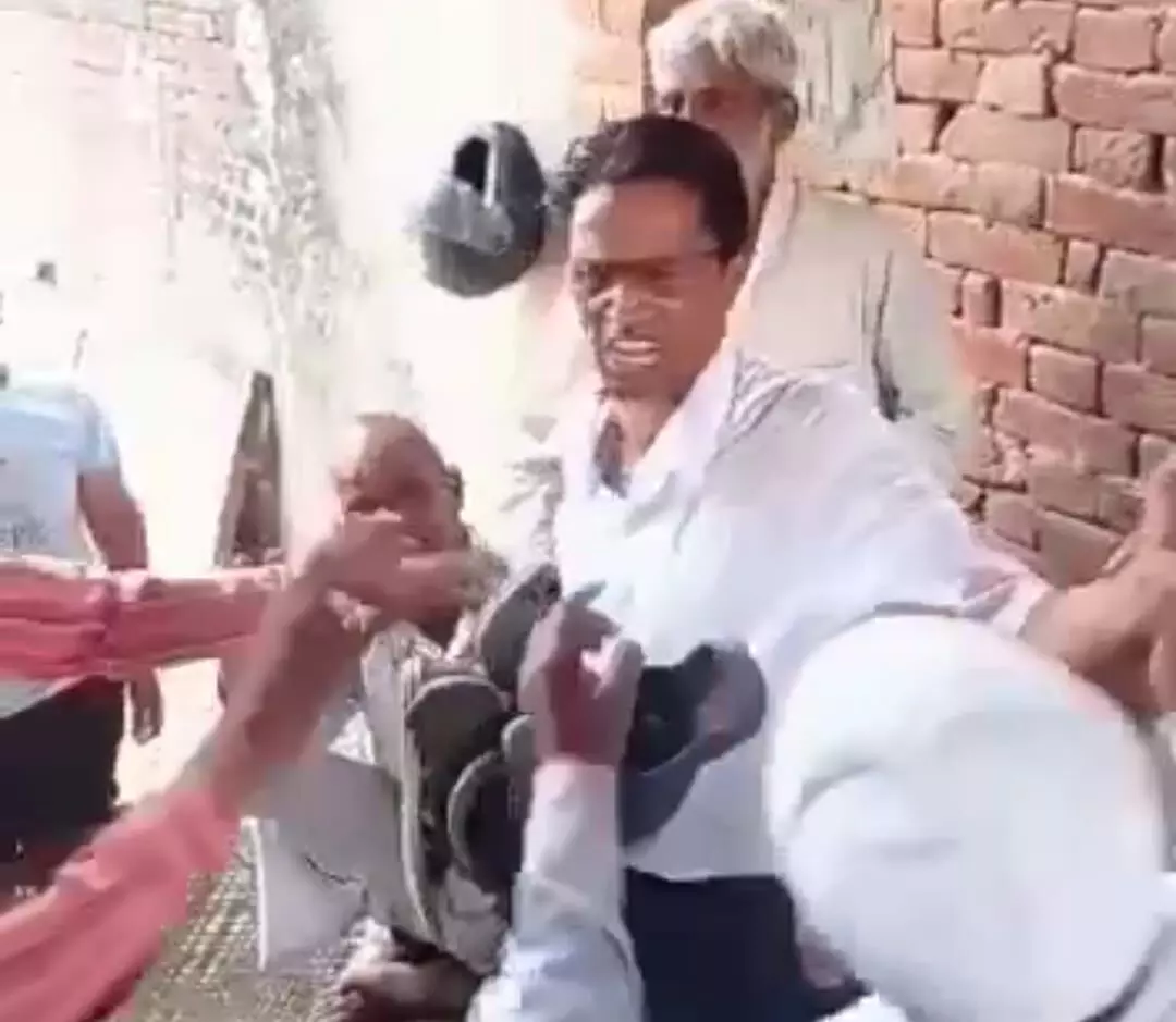 साली की बेटी का रिश्ता तुड़वाने पर साढू के गले में डाली जूतों की माला