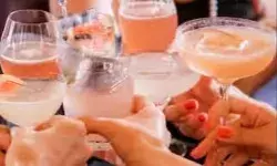 रात भर चली दारू पार्टी में नशे में टल्ली हुई लड़की ने किया ऐसा काम रात भर चली दारू पार्टी में नशे में टल्ली हुई लड़की ने किया ऐसा काम