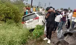 ट्रैक्टर ट्रॉली से टकराई कार खाई में गिरी- राज्यमंत्री घायल ट्रैक्टर ट्रॉली से टकराई कार खाई में गिरी- राज्यमंत्री घायल