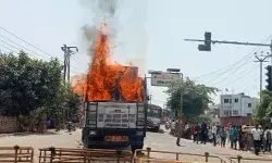 बाइक सवार महिला को ट्रक ने कुचला- ड्राइवर की पिटाई के बाद फूंका ट्रक बाइक सवार महिला को ट्रक ने कुचला- ड्राइवर की पिटाई के बाद फूंका ट्रक