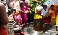 एक्ट्रेस सारा अली खान ने शिवलिंग के दर्शन कर की महाकाल की पूजा एक्ट्रेस सारा अली खान ने शिवलिंग के दर्शन कर की महाकाल की पूजा