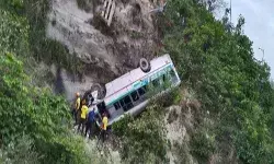 सवारियों से भरी यूपी रोडवेज की बस पलटी- बच्चे समेत 2 की मौत, कई घायल