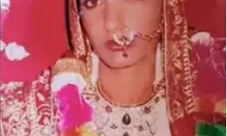 पत्नी को कुल्हाड़ी से काटकर चारपाई के नीचे छिपाई लाश- आरोपी फरार