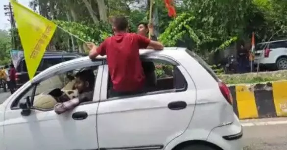 शोभायात्रा में कपड़े उतारकर डांस- लहराई गई तलवारे- 300 पर मुकदमा