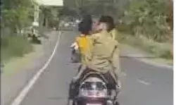 चलती स्कूटी पर इस बार लड़का लड़की नहीं बल्कि युवकों की चुम्मा चाटी चलती स्कूटी पर इस बार लड़का लड़की नहीं बल्कि युवकों की चुम्मा चाटी