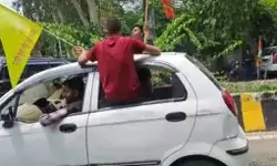 शोभायात्रा में कपड़े उतारकर डांस- लहराई गई तलवारे- 300 पर मुकदमा शोभायात्रा में कपड़े उतारकर डांस- लहराई गई तलवारे- 300 पर मुकदमा