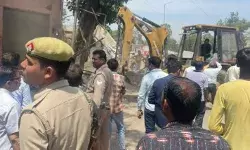पीडब्ल्यूडी की कब्जाई जमीन पर चला बाबा का बुलडोजर- हटा अतिक्रमण पीडब्ल्यूडी की कब्जाई जमीन पर चला बाबा का बुलडोजर- हटा अतिक्रमण