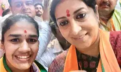 बृजभूषण के पीछे खड़ी दिखाई दी मंत्री स्मृति ईरानी- बोली बबीता फोगाट.. बृजभूषण के पीछे खड़ी दिखाई दी मंत्री स्मृति ईरानी- बोली बबीता फोगाट..