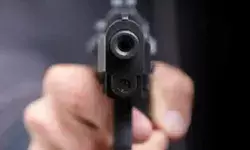 सास ने घुमाया फोन- हेलो साहब मकान के गेट पर तमंचा लिए खड़ी है बहू सास ने घुमाया फोन- हेलो साहब मकान के गेट पर तमंचा लिए खड़ी है बहू