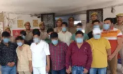 जुआ रैकेट का भंडाफोड़-होटल से निकली जुआरियों की बारात- महिलाएं भी..