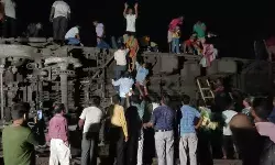 हादसा - पटरी से उतरी एक्सप्रेस ट्रेन की बोगियां दूसरी ट्रेन से टकराई हादसा - पटरी से उतरी एक्सप्रेस ट्रेन की बोगियां दूसरी ट्रेन से टकराई