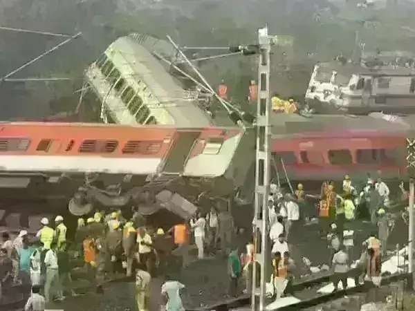 हादसा - ट्रेन एक्सीडेंट में अब तक 288 यात्रियों की मौत - एक हजार घायल हादसा - ट्रेन एक्सीडेंट में अब तक 288 यात्रियों की मौत - एक हजार घायल