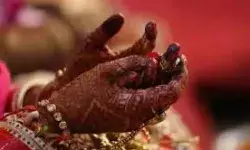 दहेज की मांग- नई नवेली दुल्हन को किन्नर बताकर गांव के बाहर आया छोड़