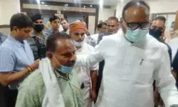 डिप्टी CM से शिकायत- साहब मेरे पिता को डॉक्टरों ने पीटा- फिर हुआ यूं.. डिप्टी CM से शिकायत- साहब मेरे पिता को डॉक्टरों ने पीटा- फिर हुआ यूं..