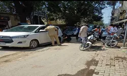 गड्ढे में फंसी मंत्री की कार- लोगो ने धक्का देकर निकाला- फिर फूटा गुस्सा