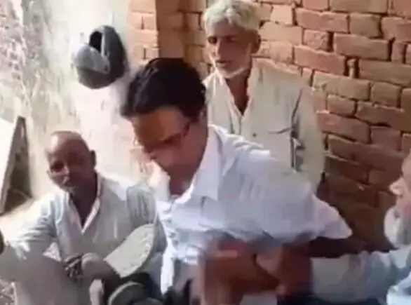 बिचौलिए को जूतों की माला पहनाना पड़ा भारी- दर्ज हुई F.I.R. बिचौलिए को जूतों की माला पहनाना पड़ा भारी- दर्ज हुई F.I.R.