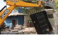 अतीक अहमद की कोठी पर खूब दौड़ा बुलडोजर- कर दिया तहस-नहस अतीक अहमद की कोठी पर खूब दौड़ा बुलडोजर- कर दिया तहस-नहस