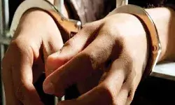 पड़ा पुलिस का छापा तो डबल बेड के भीतर घुस गए विदेशी- 8 महिलाओं..