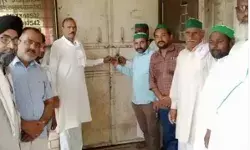 नाराज किसानों ने हंगामा कर बिजली घर पर जड़ा ताला