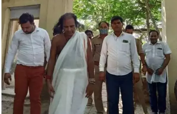 संत का बड़ा ऐलान- तुम तलवार रखो, लाइसेंस हम देंगे