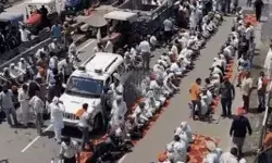 रोड पर बैठे किसान- जम्मू दिल्ली नेशनल हाईवे जाम- माहौल तनावपूर्ण रोड पर बैठे किसान- जम्मू दिल्ली नेशनल हाईवे जाम- माहौल तनावपूर्ण