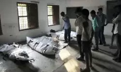 मुर्दाघर में लाश समझ कर रखे शख्स ने हिलाया हाथ तो सबका हुआ ऐसा हाल मुर्दाघर में लाश समझ कर रखे शख्स ने हिलाया हाथ तो सबका हुआ ऐसा हाल