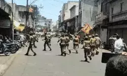 औरंगजेब पर पोस्ट को लेकर हिंसक झड़प- दो गुटों में चले लाठी और पत्थर