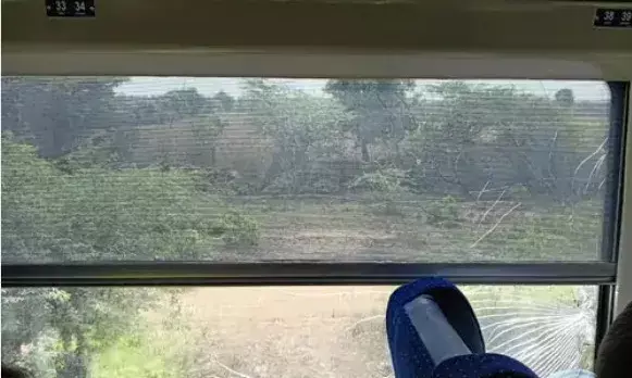 उपद्रवियों का वंदे भारत ट्रेन पर हमला- पथराव कर चटकाए शीशे