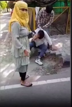 अश्लील कमेंट पड़ा भारी- नॉनस्टॉप चप्पल बरसते ही बहन नजर आई लडकी अश्लील कमेंट पड़ा भारी- नॉनस्टॉप चप्पल बरसते ही बहन नजर आई लडकी