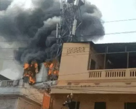 छत पर लगे मोबाइल टावर में लगी आग- आसपास के लोगों में दहशत