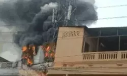 छत पर लगे मोबाइल टावर में लगी आग- आसपास के लोगों में दहशत छत पर लगे मोबाइल टावर में लगी आग- आसपास के लोगों में दहशत