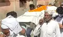 गैंगस्टर संजीव जीवा पंचतत्व में विलीन- बड़े बेटे ने दी मुखाग्नि गैंगस्टर संजीव जीवा पंचतत्व में विलीन- बड़े बेटे ने दी मुखाग्नि