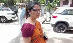 डीएम के घर के सामने शिक्षिका से लूट- गोली मारने की धमकी देकर फरार