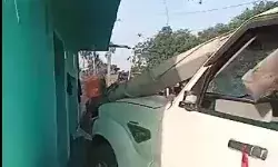 BJP का झंडा लगी कार से बकरी चोरी- भागते समय हुई दुर्घटनाग्रस्त BJP का झंडा लगी कार से बकरी चोरी- भागते समय हुई दुर्घटनाग्रस्त