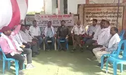 एसडीएम द्वारा की गई कार्यवाही के विरोध में धरने पर बैठे पटवारी