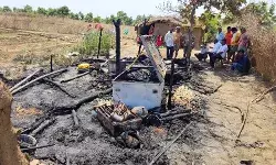 घर में आग लगने के बाद खुले आसमान के नीचे आया परिवार घर में आग लगने के बाद खुले आसमान के नीचे आया परिवार