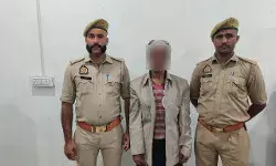 मंदिर परिसर में नमाज पढ़ने वाले व्यक्ति को पुलिस ने अरेस्ट कर भेजा जेल मंदिर परिसर में नमाज पढ़ने वाले व्यक्ति को पुलिस ने अरेस्ट कर भेजा जेल